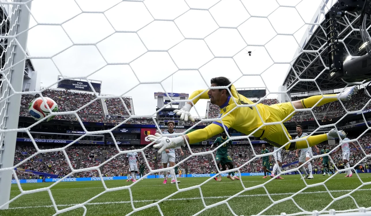 Thibaut Courtois ia în calcul să continue în fotbal, la 34 de ani (FOTO: EPA)