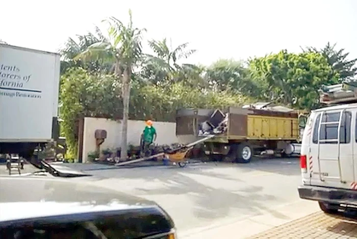 Echipa de muncitori încărca în camioane bunurile distruse