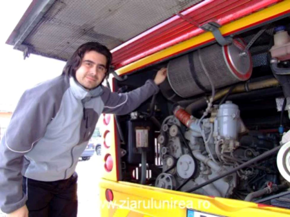 Inventatorul Corneliu Birtok-Băneasă prezintă filtrul montat pe autobuze