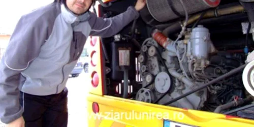 Inventatorul Corneliu Birtok-Băneasă prezintă filtrul montat pe autobuze