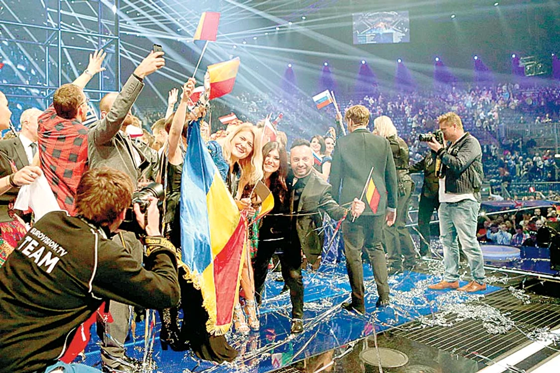Ca între fete. Conchita  Wurts a sărit să  o îmbrăţişeze  pe frumoasa noastră  solistă, Paula Seling (Foto: Guliver/getty images)