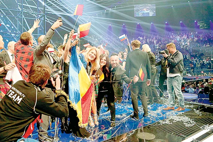 Ca între fete. Conchita Wurts a sărit să o îmbrăţişeze pe frumoasa noastră solistă, Paula Seling (Foto: Guliver/getty images)