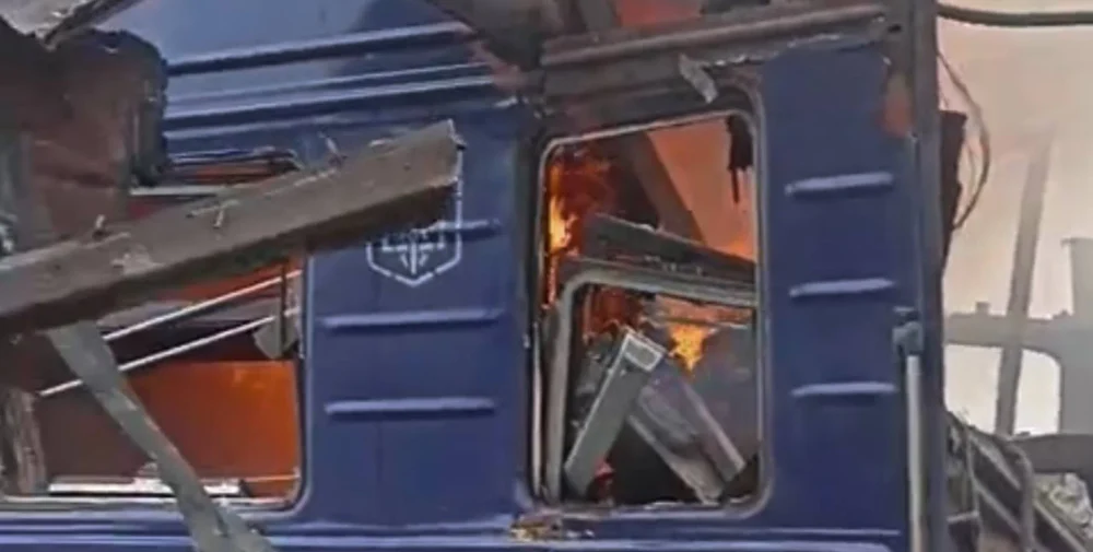 Rușii au lovit un tren de pasageri în regiunea Sumi: 30 de pasageri sunt răniți. Zelenski: „Un atac sălbatic”