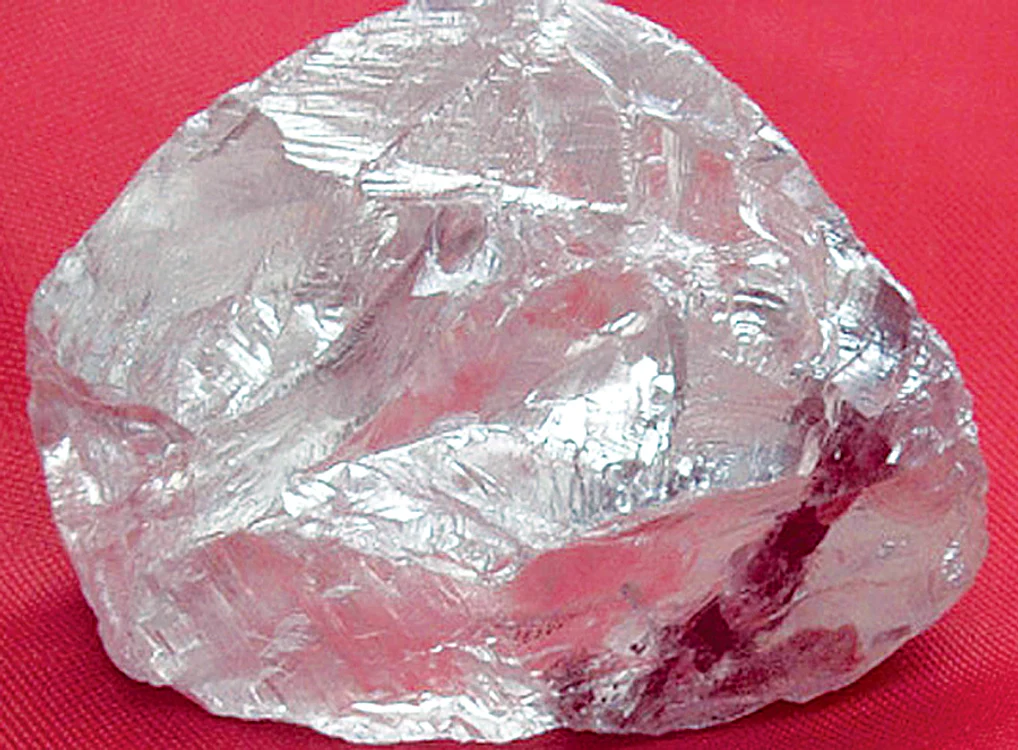 
    Bolovanul de diamant,  găsit de un fermier norocos,  are 21 cm lăţime şi 16 cm înălţime  