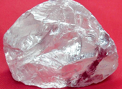 Bolovanul de diamant, găsit de un fermier norocos, are 21 cm lăţime şi 16 cm înălţime