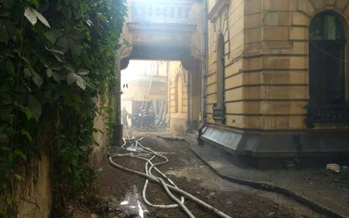 Casa Neniţescu a luat foc în urma lucrărilor de izolare FOTO ISUBIF