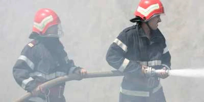 Pompierii au intervenit pentru stingerea incendiului, foto: Arhiva „Adevărul”