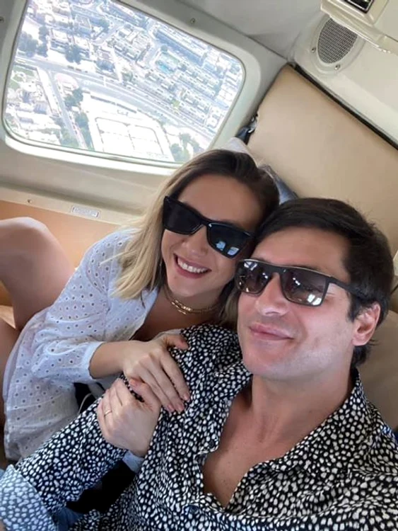 Adela Popescu și Radu Vâlcan, într-un avion de mici dimensiuni, deasupra Dubaiului