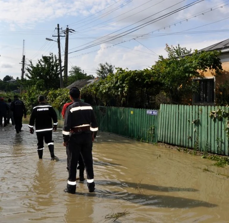 Inundaţii la Botoşani. Patru localităţi au fost năpădite de ape după ce un pârâu şi-a ieşit din matcă. Au fost evacuate două familii