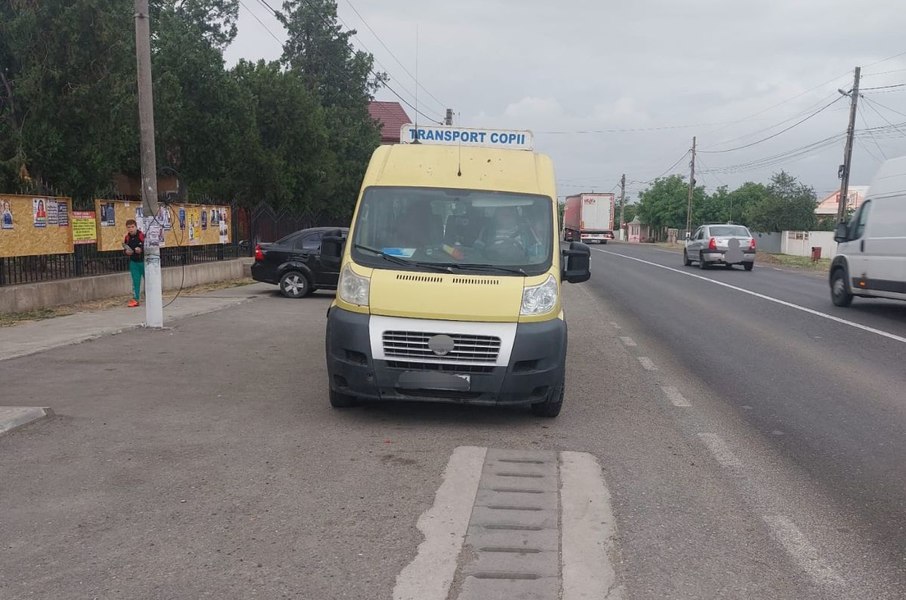 Un șofer de microbuz școlar a fost prins băut în trafic