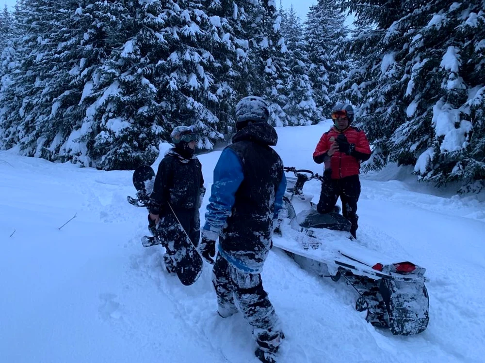 Schiori rătăciți în afara pârtiilor de la Transalpina Ski Vâlcea Foto Salvamont jpg