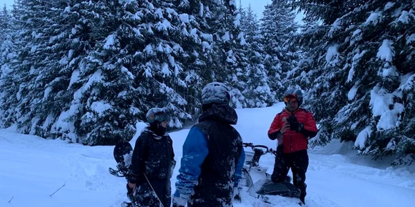 Schiori rătăciți în afara pârtiilor de la Transalpina Ski Vâlcea Foto Salvamont jpg