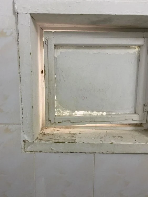 Geam la Secţia de Pediatrie FOTO botosaneanul.ro