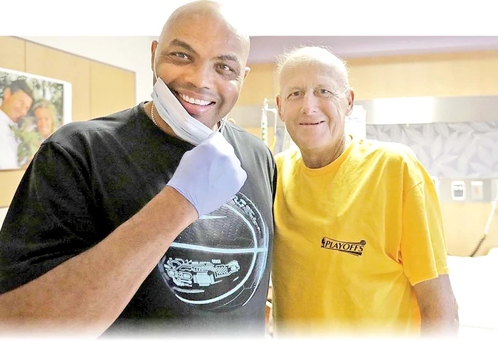 Charles Barkley, o fostă vedetă din NBA, a trecut peste sfatul medicului şi a parcurs peste 1.650 km cu avionul, pentru a fi alături de un amic, reporter, ce suferă de cancer