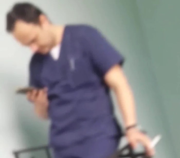 Medicul a fost surprins cu țigara aprinsă de către însoțitorul unui pacient