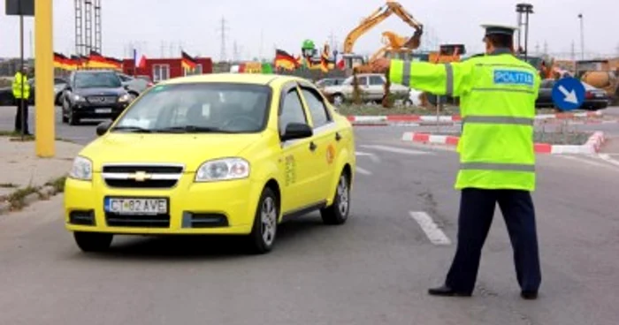 Un taximetru a lovit în plin patru fete care se pozau în mijlocul drumului