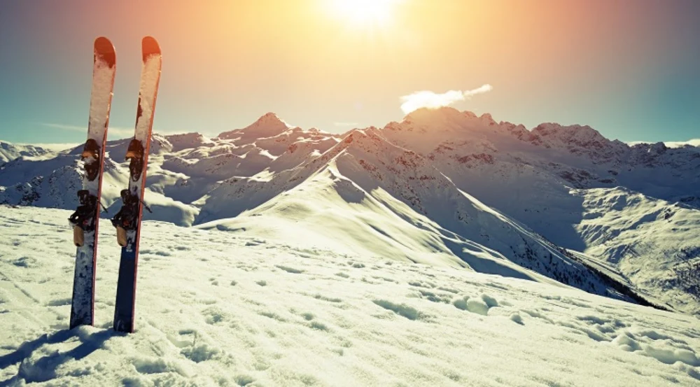 Zăpadă adusă pe pârtii cu elicoptere pentru noul sezon turistic. „Limita a fost depășită”