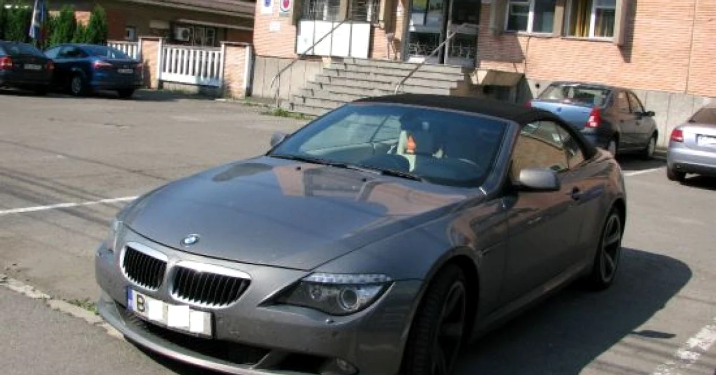 BMW-ul a fost adus în curtea IPJ Hunedoara.