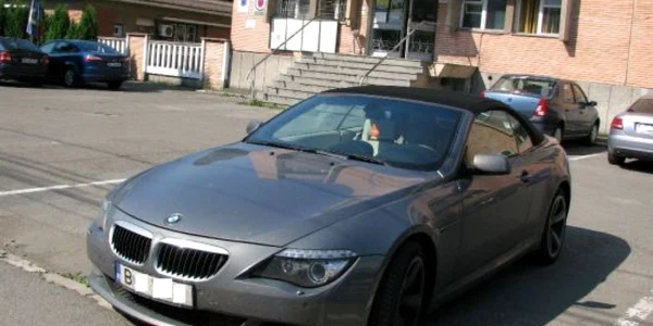 BMW-ul a fost adus în curtea IPJ Hunedoara.