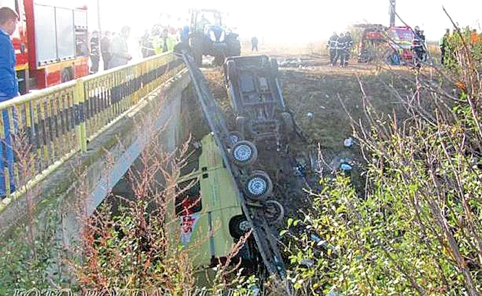 Maşina în care se aflau a căzut într-un canal de irigaţii din apropierea depozitului ecologic de la Frăteşti