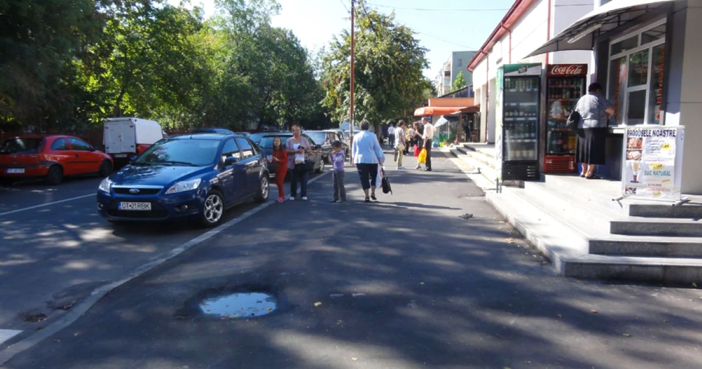 Imagine din zona pieţei agroalimentare a cartierului Progresul din Slatina... (FOTO: Mugurel Manea)