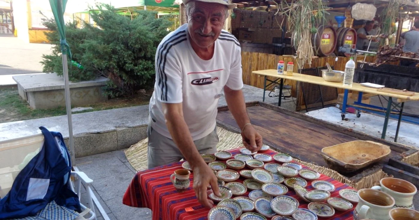 Meşterul spune că a trăit decent din olărit, iar meşteşuguşl continuă să-i aducă venit FOTO: Alina Mitran