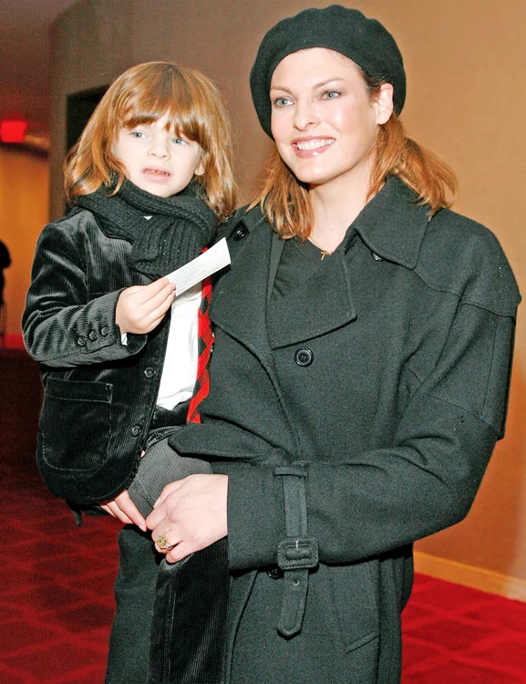 Linda Evangelista (46 ani) vrea să-i asigure fiului ei, Augustin, în vârstă de 5 ani, o viaţă de lux (Fotografii: gettyimages/ reuters)
