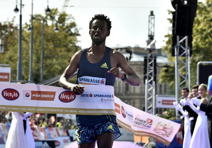 Derara Hurisa trecând linia de final a Maratonului de la Viena FOTO AFP