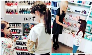 Violeta, fiica Andreei Marin, și verișoara sa, împreună într un magazin de cosmetice jpeg