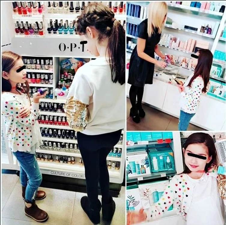 Violeta, fiica Andreei Marin, și verișoara sa, împreună într-un magazin de cosmetice