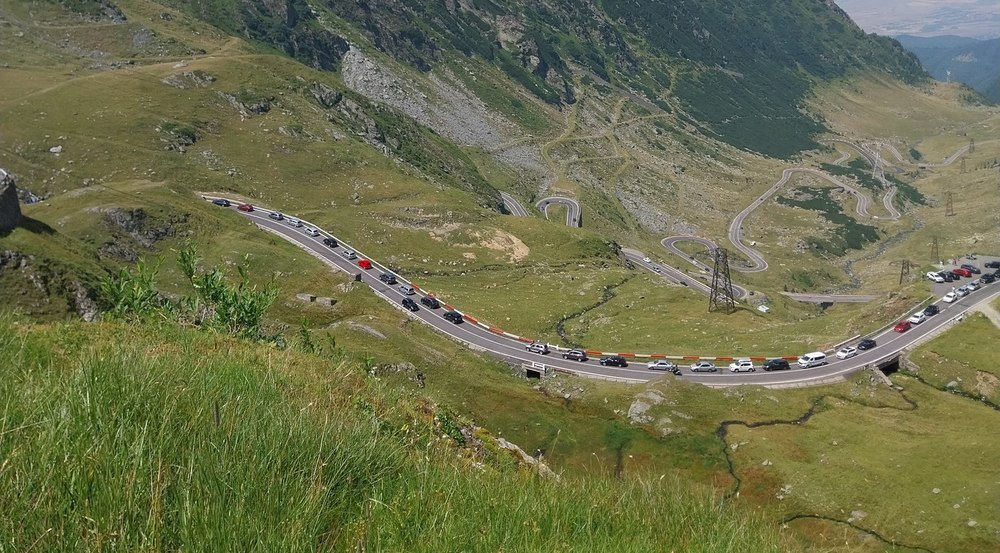 Românii au fugit de caniculă pe Transfăgărășan: drumul spectaculos, blocat de turiști