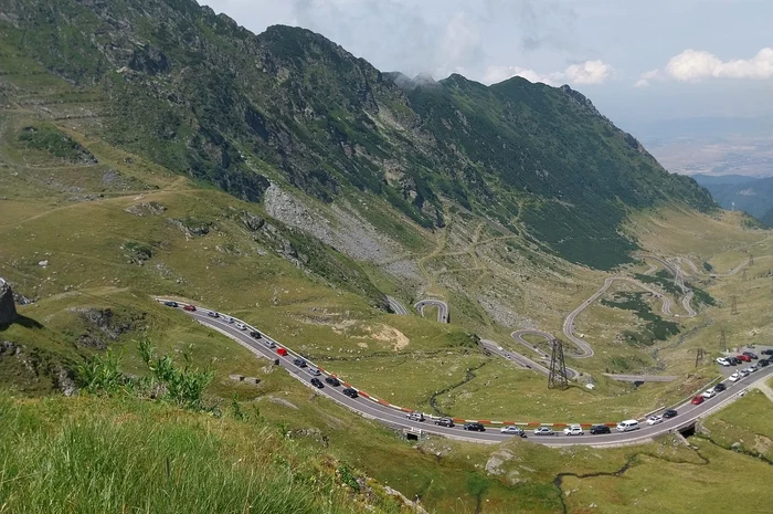 Românii au fugit de caniculă pe Transfăgărășan: drumul spectaculos, blocat de turiști