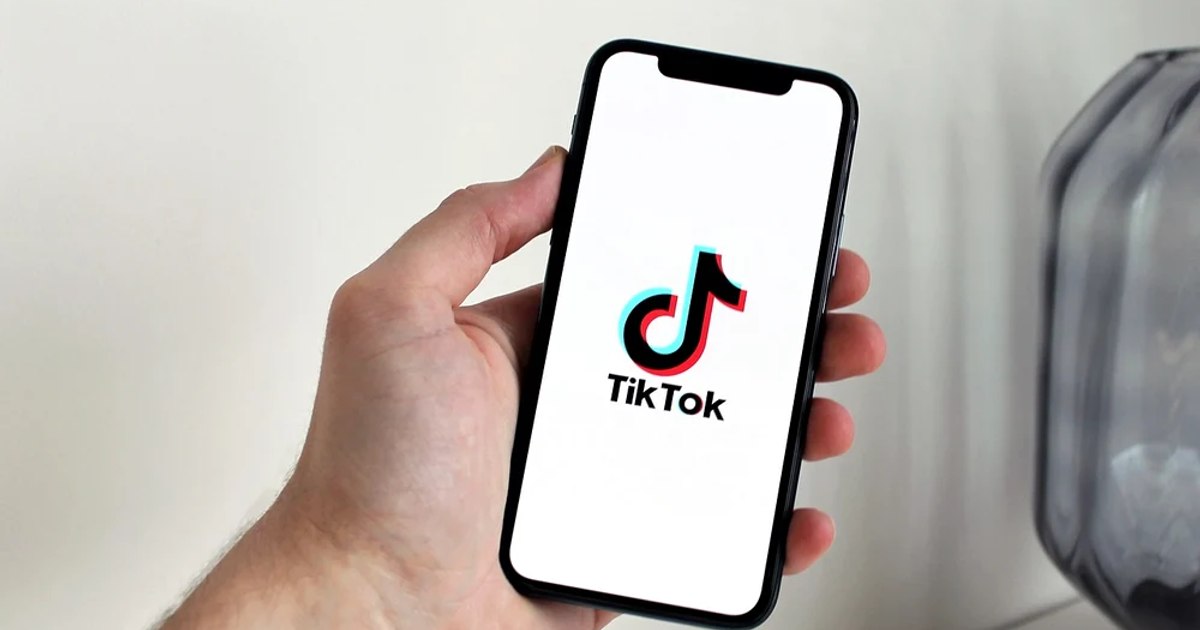 TikTok șterge 100.000 de conturi false în Moldova