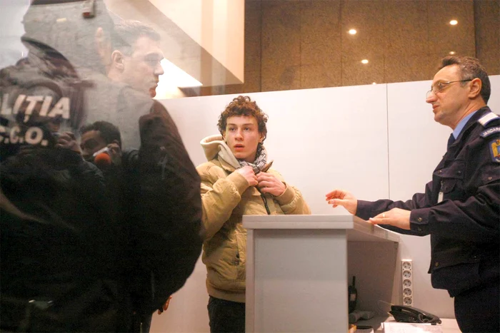 
    În ciuda loviturilor aeriene intense, Statul Islamic continuă să controleze porţiuni vaste din Irak şi din Siria  