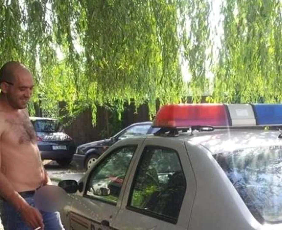 Gabriel Vânachi a mai fost trimis în judecată într-un alt dosar, după ce s-a fotografiat urinând pe o maşină de poliţie