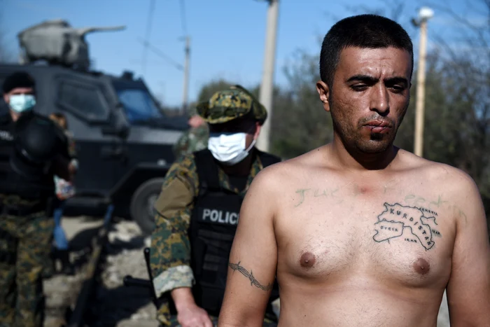 Imigranții și-au cusut buzele în fața polițiștilor macedoneni