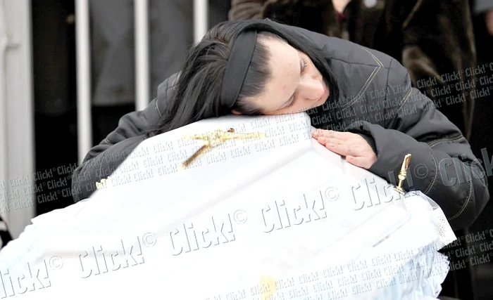 Ana Maria, iubita  criminalului, îşi  plânge băieţelul ucis