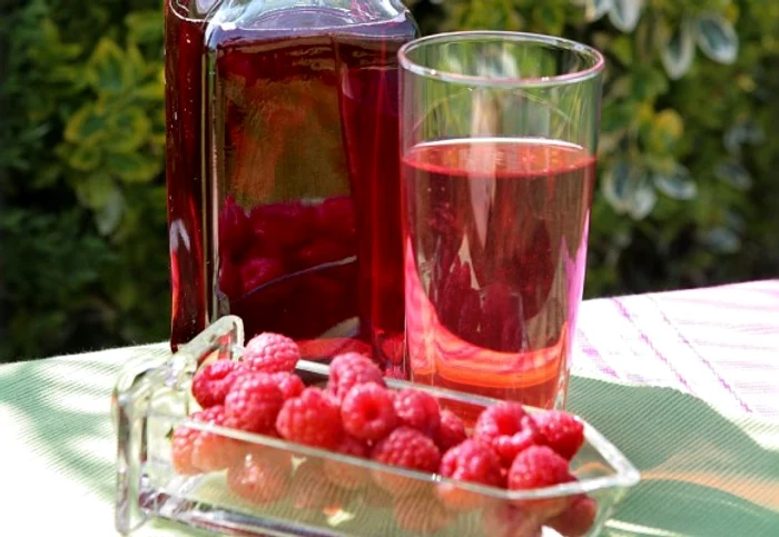 
    Înainte de o masă copioasă un păhărel cu zmeurată îți va deschide pofta de mâncareclickpoftabuna.ro  