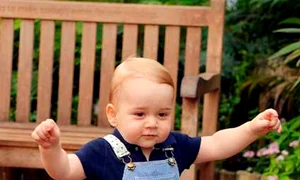 Prinţul George a învăţat să meargă în picioare jpeg