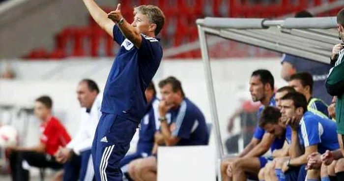 Dan Petrescu se manifestă vulcanic la fiecare meci. FOTO: ekstrabladet.dk