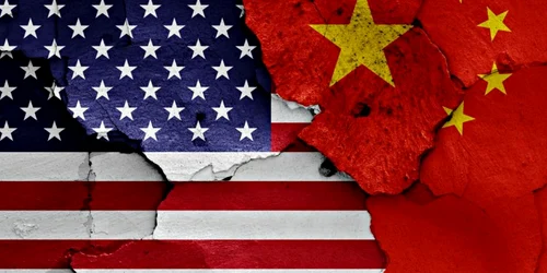 drapel american versus drapel chinez zid crapat sua china foto shutterstock