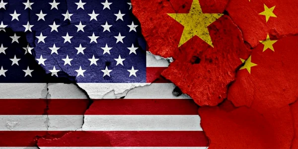 drapel american versus drapel chinez zid crapat sua china foto shutterstock