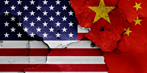 drapel american versus drapel chinez zid crapat sua china foto shutterstock