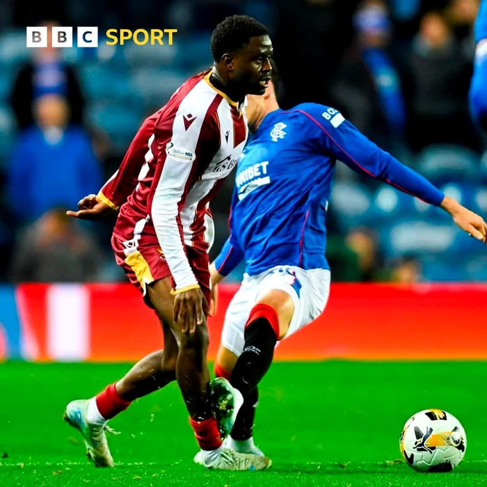 Ianis Hagi (în albastru) l-a fault dur pe adversarul său. FOTO: BBC Sport