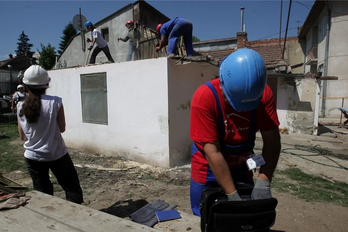 Voluntarii Habitat pentru Umanitate vor folosi banii strânşi pentru construcţia de locuinţe. Foto: Vakarcs Lorand