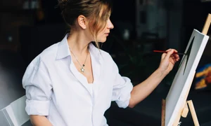 femeie care picteaza jpg