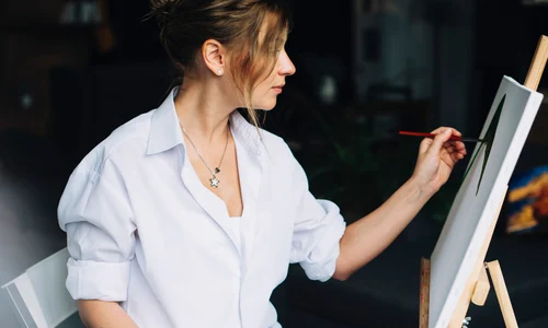 femeie care picteaza jpg