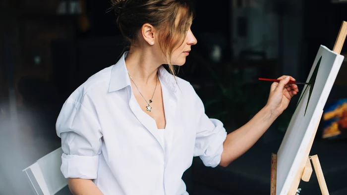 femeie care picteaza jpg