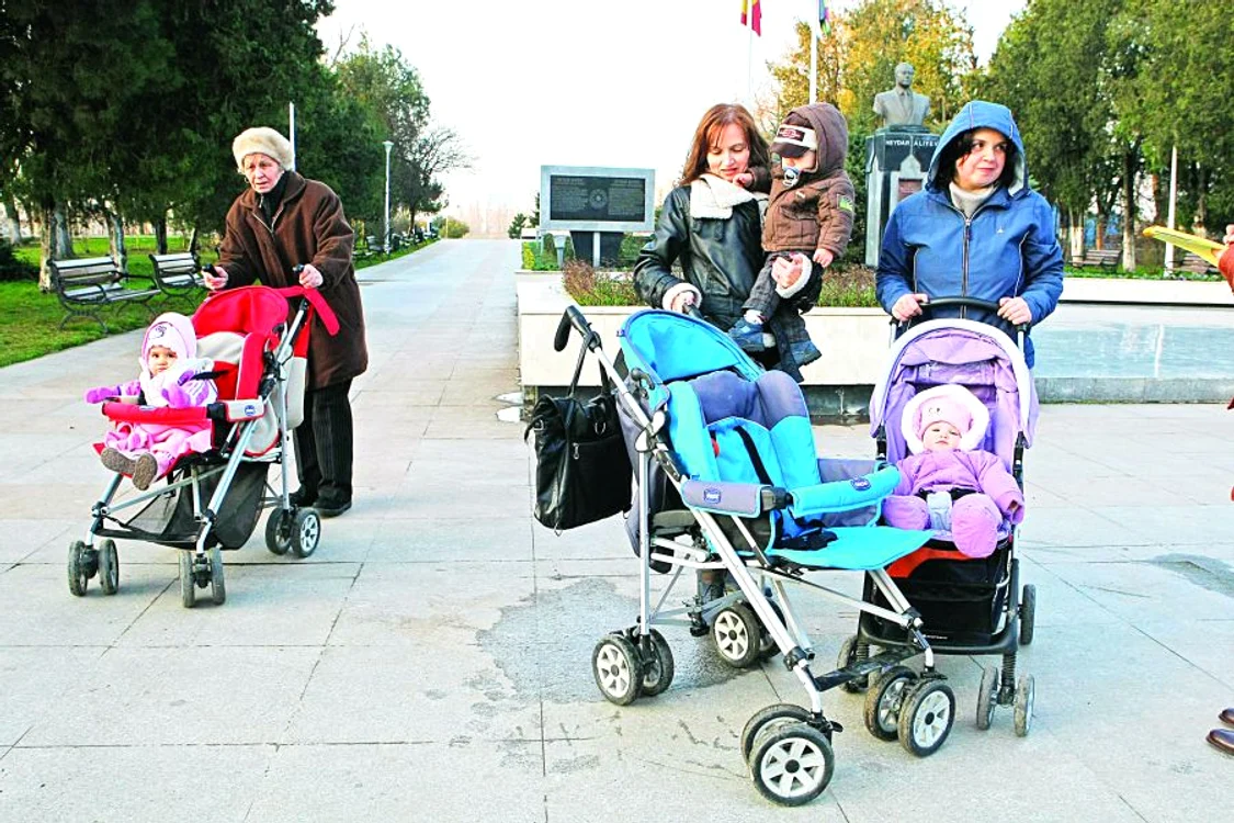 Anişoara Vlaicu (37 de ani)  şi Ioana Constantin (35 de  ani) se plâng că nu-şi pot  lăsa copiii singuri mai  devreme de doi ani