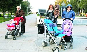 Anişoara Vlaicu (37 de ani)  şi Ioana Constantin (35 de  ani) se plâng că nu şi pot  lăsa copiii singuri mai  devreme de doi ani jpeg
